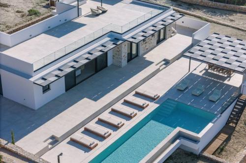 Villa Maninee-Bespoke Villa-Heated Pool -BBQ-Seaview