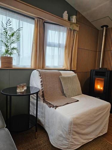 a bedroom with a bed and a table and a window at Olm29 Vakantiewoning in het Drents Friese Wold vlakbij Diever Zwembad, Animatie, Restaurant, Wandelen, Natuur in Oude Willem