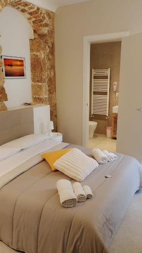 a large bed in a room with towels on it at B&B Matt Ros in Noto