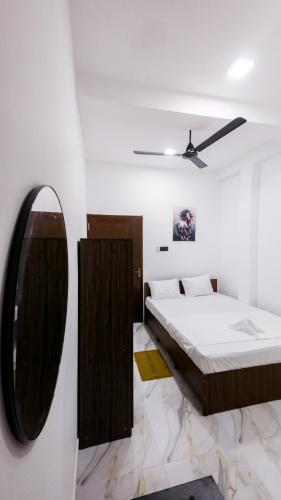 a bedroom with a bed and a mirror at SouthStone Paradise in Balapitiya