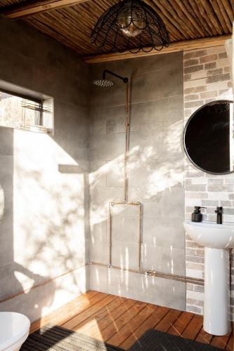 a bathroom with a sink and a mirror at De Dek Venue & Accommodation in Guthrie