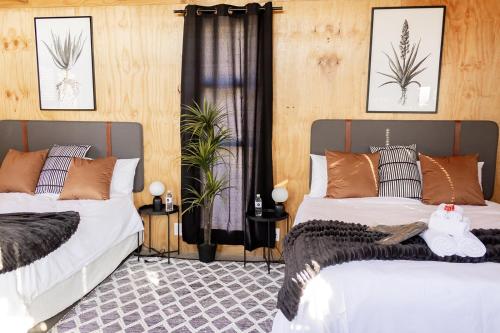 two beds in a room with two beds sidx sidx sidx at De Dek Venue & Accommodation in Guthrie