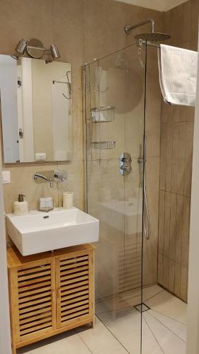 a bathroom with a sink and a shower at B&B Matt Ros in Noto