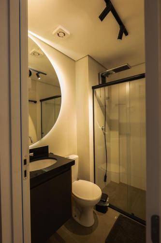 a bathroom with a toilet and a sink and a shower at Flat exclusivo Studi Cuiabá 1605 in Cuiabá