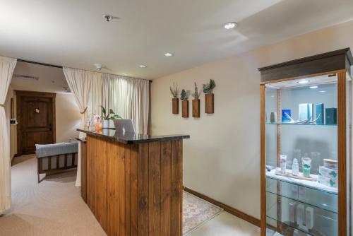 a room with a counter and a pharmacyacistacistacistacist at Teton Club in Teton Village