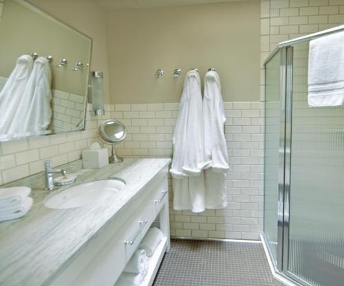ein weißes Badezimmer mit Waschbecken und Dusche in der Unterkunft Wydown Hotel in St. Helena