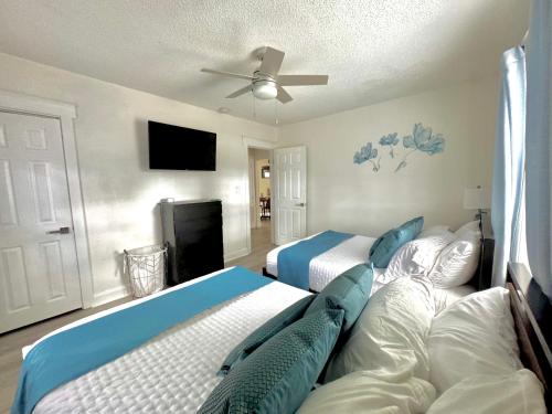 a bedroom with two beds and a ceiling fan at HPThe Bungalow Spectrum Bojangles Fenced Yard Dog in Charlotte