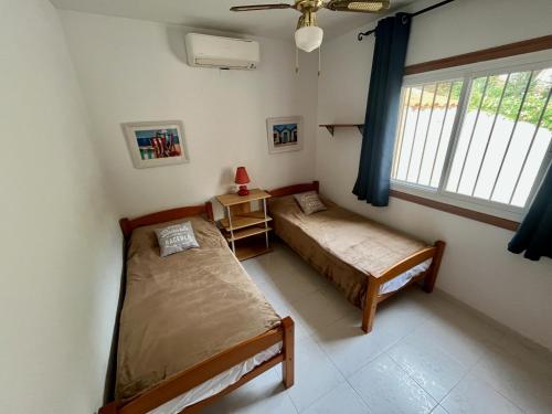 a bedroom with two beds and a window at Chalet con piscina y vistas en Urb Marcolina, Alcocéber in Alcossebre