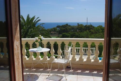 Villa with SEA VIEW, 1 km from the BEACH and CITY CENTER, BBQ, Tennis close by
