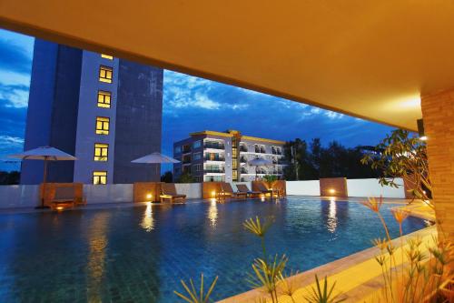 a view of a swimming pool at a hotel at Leenova Hotel in Bangkok