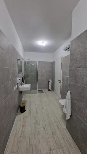 a large bathroom with a sink and a shower at Salicornia Rooms in Comacchio