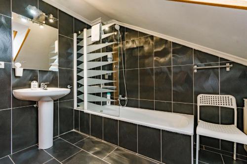 a bathroom with a sink and a toilet and a tub at adrimarcangas in Cangas de Onís