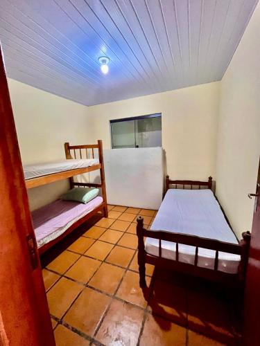 a room with two bunk beds and a window at Casa Beira Mar in Matinhos