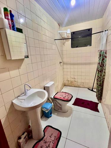 a bathroom with a sink and a toilet at Casa Beira Mar in Matinhos