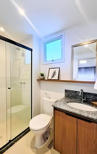 a bathroom with a toilet and a sink and a shower at Apto 2/4 com Wi-Fi, TV, piscina e garagem | 1402 in Campinas