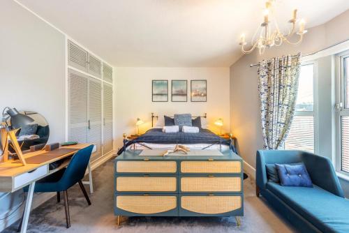 a bedroom with a bed and a desk and a desk at 3 Bed in Lincoln oc-a30207 in Lincoln