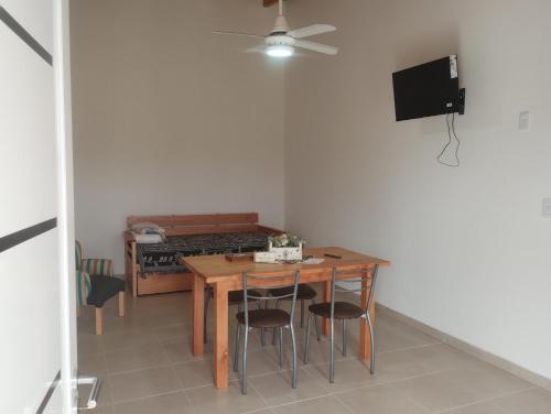 a dining room with a table and a ceiling fan at Departamento 2 ambientes complejo Marlu in Federación