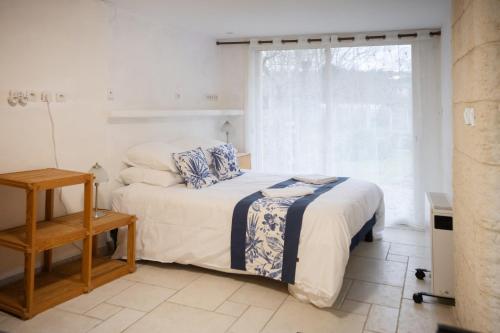 a bedroom with a bed and a window at La suite d'Amanda-wifi-jardin NO KITCHEN in Villefranche-de-Rouergue