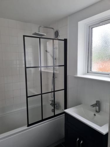 a bathroom with a shower and a sink at 1 Bedroom Flat Ground Floor - Central Dunstable in Dunstable