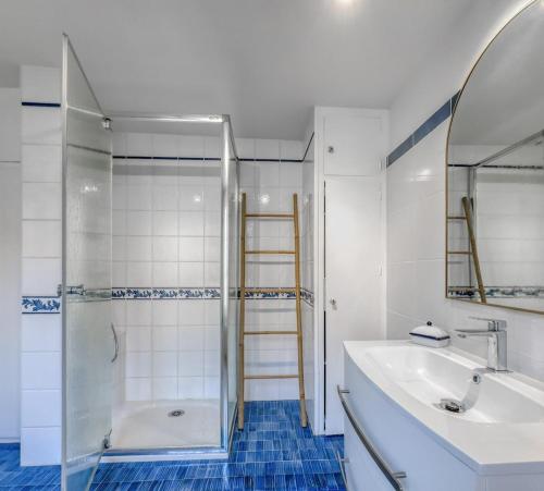 a bathroom with a shower and a tub and a sink at Maison de Charme a Rémy in Rémy