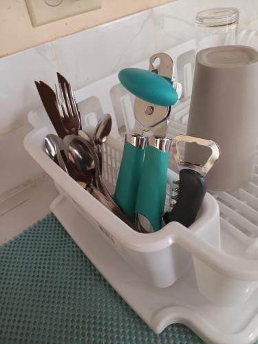 un cassetto bianco pieno di utensili in una cucina di Cozy Kingston Flat a Kingston