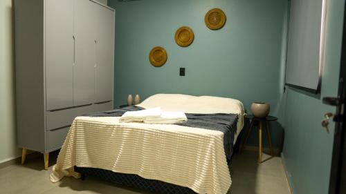 a bed in a room with two towels on it at Jahu Center Casas Un 3 in Jaú