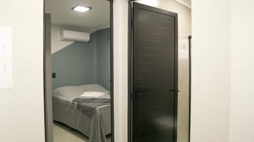 a door leading to a bedroom with a bed at Jahu Center Casas Un 3 in Jaú