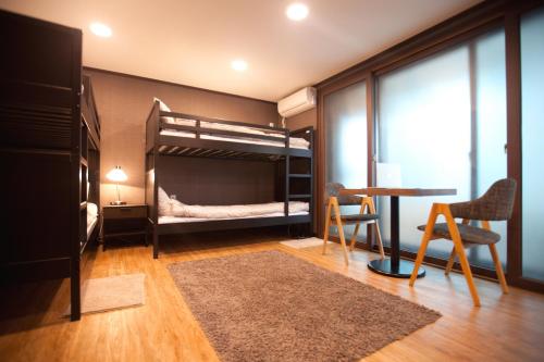 Tempat tidur susun dalam kamar di Ryu Guest House Gangnam