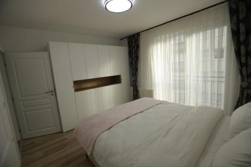 Llit o llits en una habitació de Dielli Apartment FK