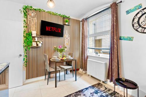 a dining room with a table and chairs and a window at Stylish 1-Bedroom Apartment near Beach - Brighton in Brighton & Hove
