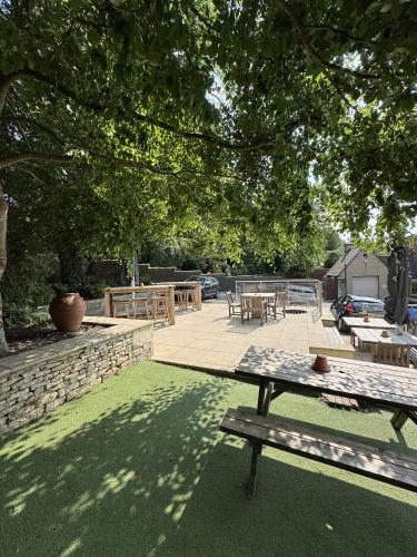 a picnic table in a yard with a patio at The Clothiers Arms in Stroud