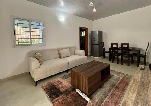 un soggiorno con un divano e un tavolo di Villa 308 a Abidjan