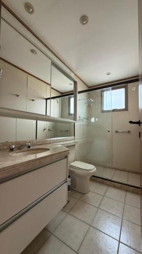 a bathroom with a toilet and a sink and a shower at Charme e Conforto na Savassi in Belo Horizonte