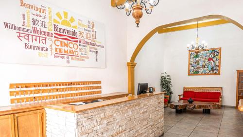 a waiting room with a stone counter and a bench at Cinco de Mayo Hotel in Querétaro
