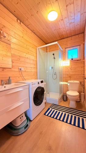 a bathroom with a stove and a sink and a toilet at Cud Miód Mazury in Bogaczewo
