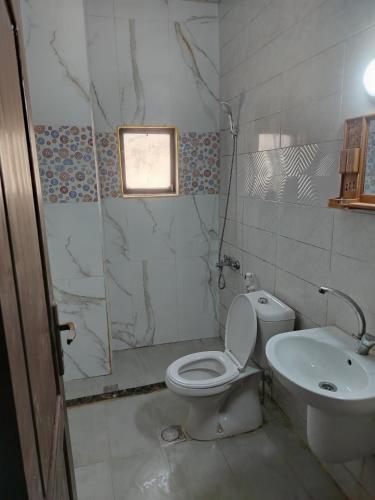 a bathroom with a toilet and a sink at الشقة الفاخرة الحديثة in Amman