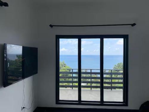 a room with a window with a view of the ocean at Villa Sete Ondas 