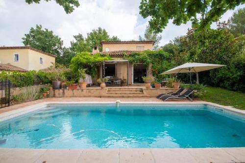 Villa au calme avec piscine à Valbonne