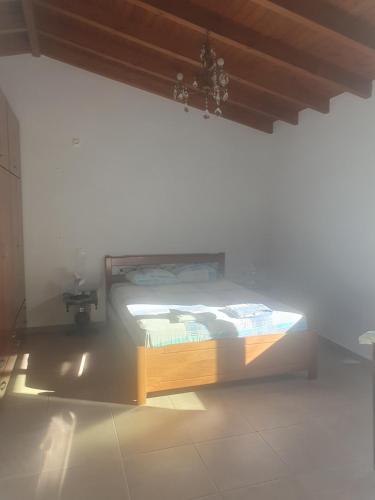 a bedroom with a bed in a room at Villa Macky Cottage in Kato Almiri