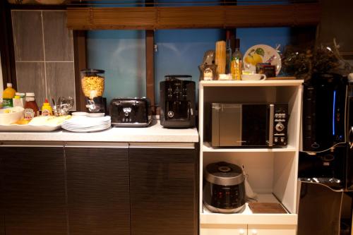 Dapur atau dapur kecil di Forêt Guest House Gangnam