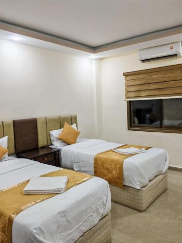 Llit o llits en una habitació de Petra Gate Hotel