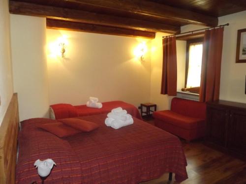a hotel room with two beds and a chair at Residence Du Commerce in Oulx