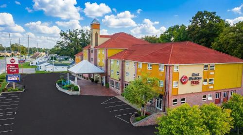 an overhead view of a hotel with a parking lot at Best Western Plus Sandusky Hotel & Suites in Sandusky