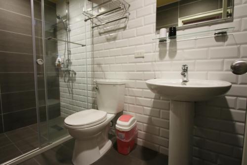 a bathroom with a toilet and a sink and a shower at Corner Inn九份住宿I 小角落民宿I 機車租借I日夜間導覽 in Jiufen