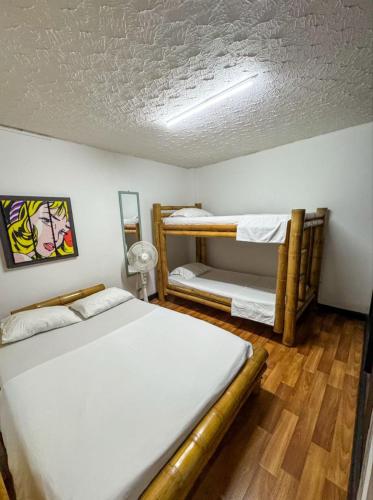 a bedroom with two bunk beds and a ceiling at Hostal Santiago DC in Cali