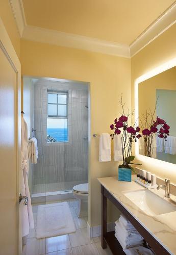 a bathroom with a sink and a toilet and a shower at Grande Colonial La Jolla in San Diego