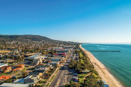 an aerial view of a beach with houses and the ocean at Bay Motel Safety Beach in Safety Beach