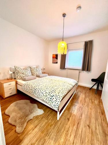 a bedroom with a bed and a window at Stilvolle 2 Zimmerwohnung in Fellbach