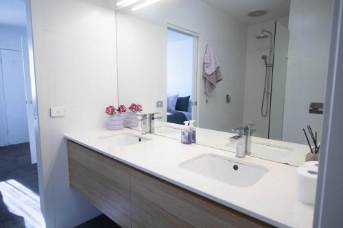 a bathroom with two sinks and a large mirror at Lakes Edge 1 - 2BR Close to Lake in Wendouree