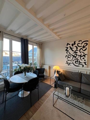 Area tempat duduk di Villa Eiffel
